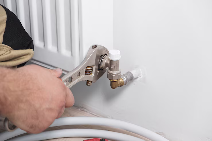 Technicien SNIC effectuant une installation de chauffage