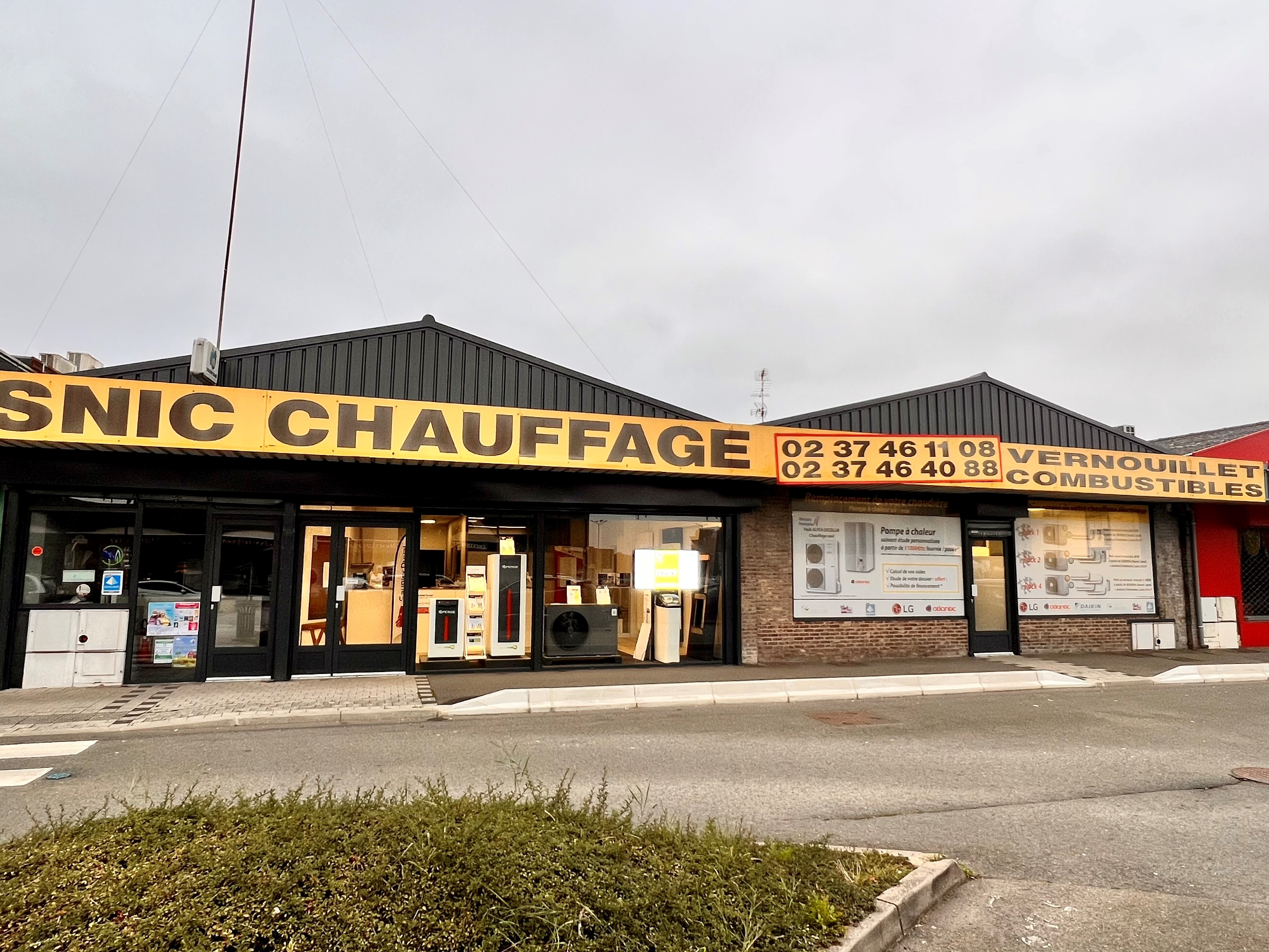 Technicien SNIC effectuant une maintenance de chauffage